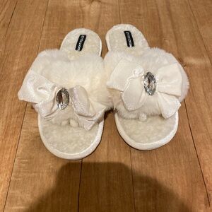 Pretty You London Slippers Size Medium